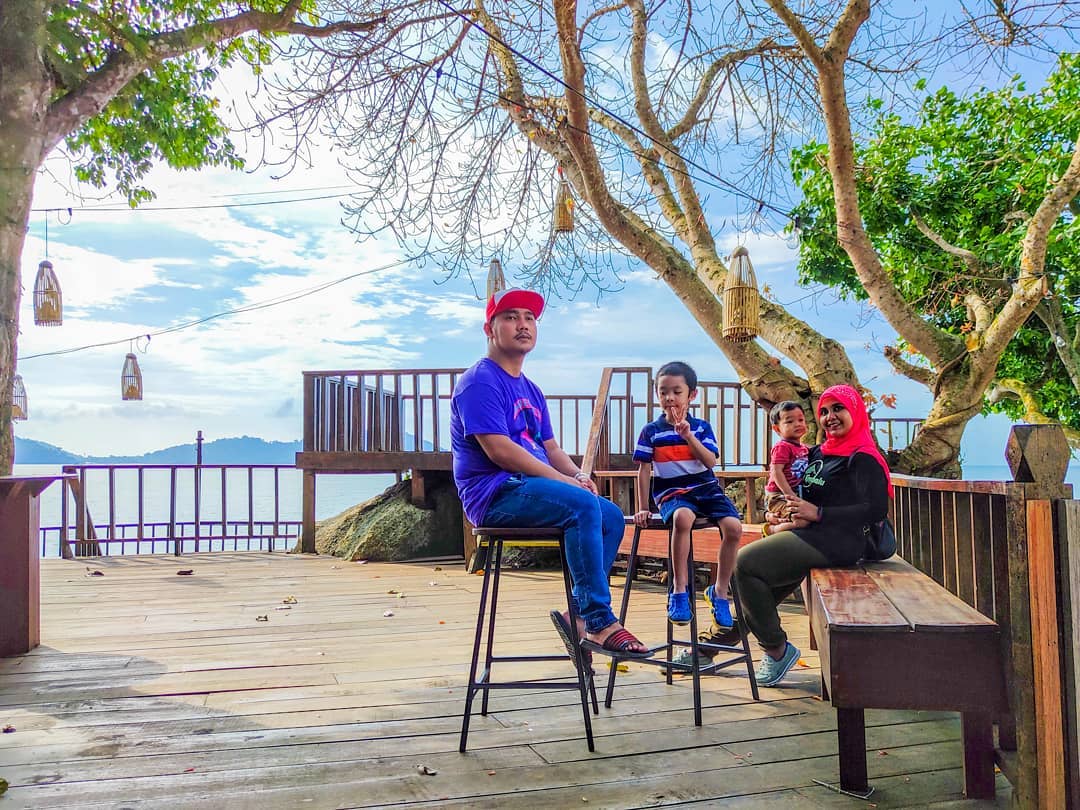 Mi familiaatthebeach beach pantai laut swissgarden view pemandangan bluesky outdoors ma…