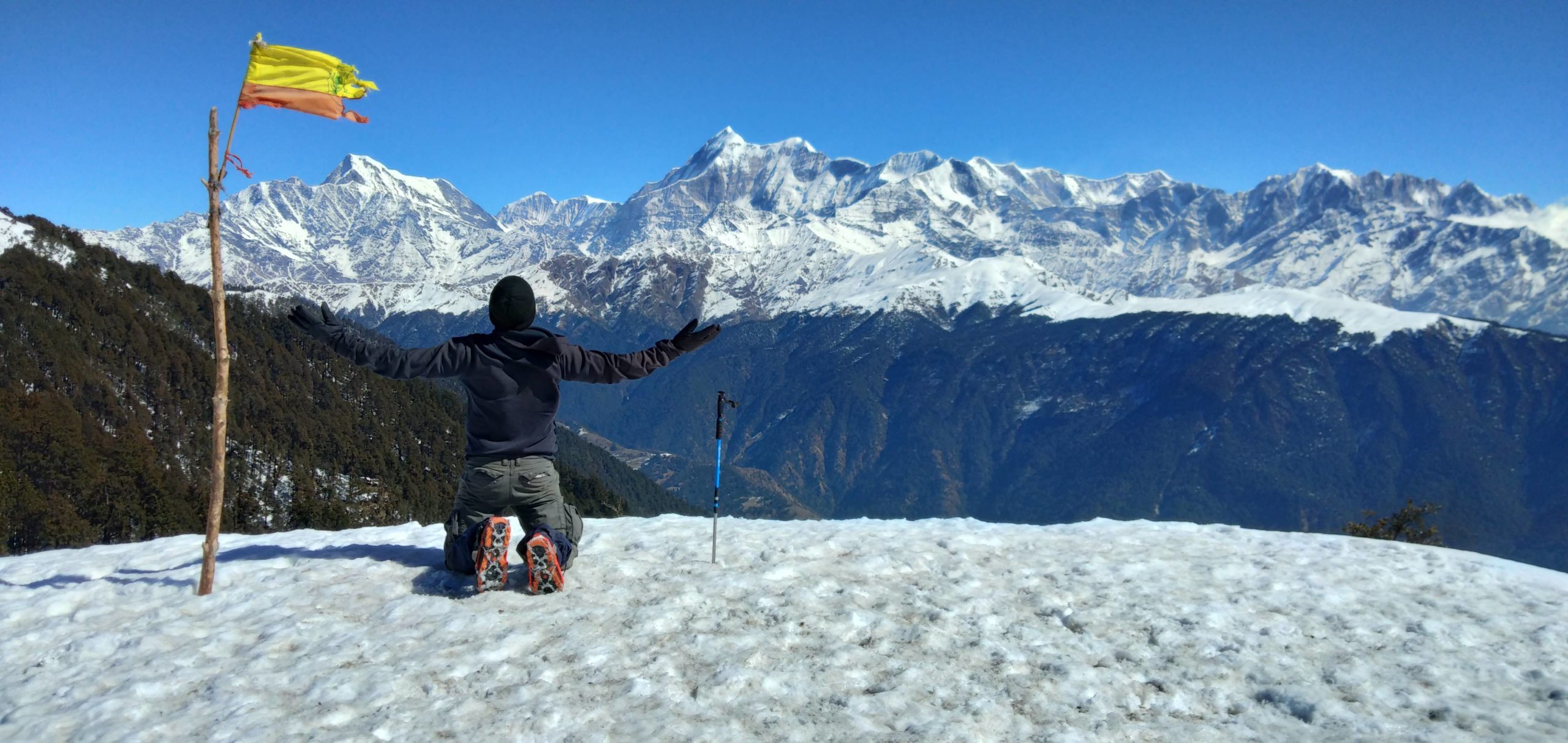 Kneel before the mountains. Jhandi top, Uttarakhand, India. 4560x2160OC Few details in comments.