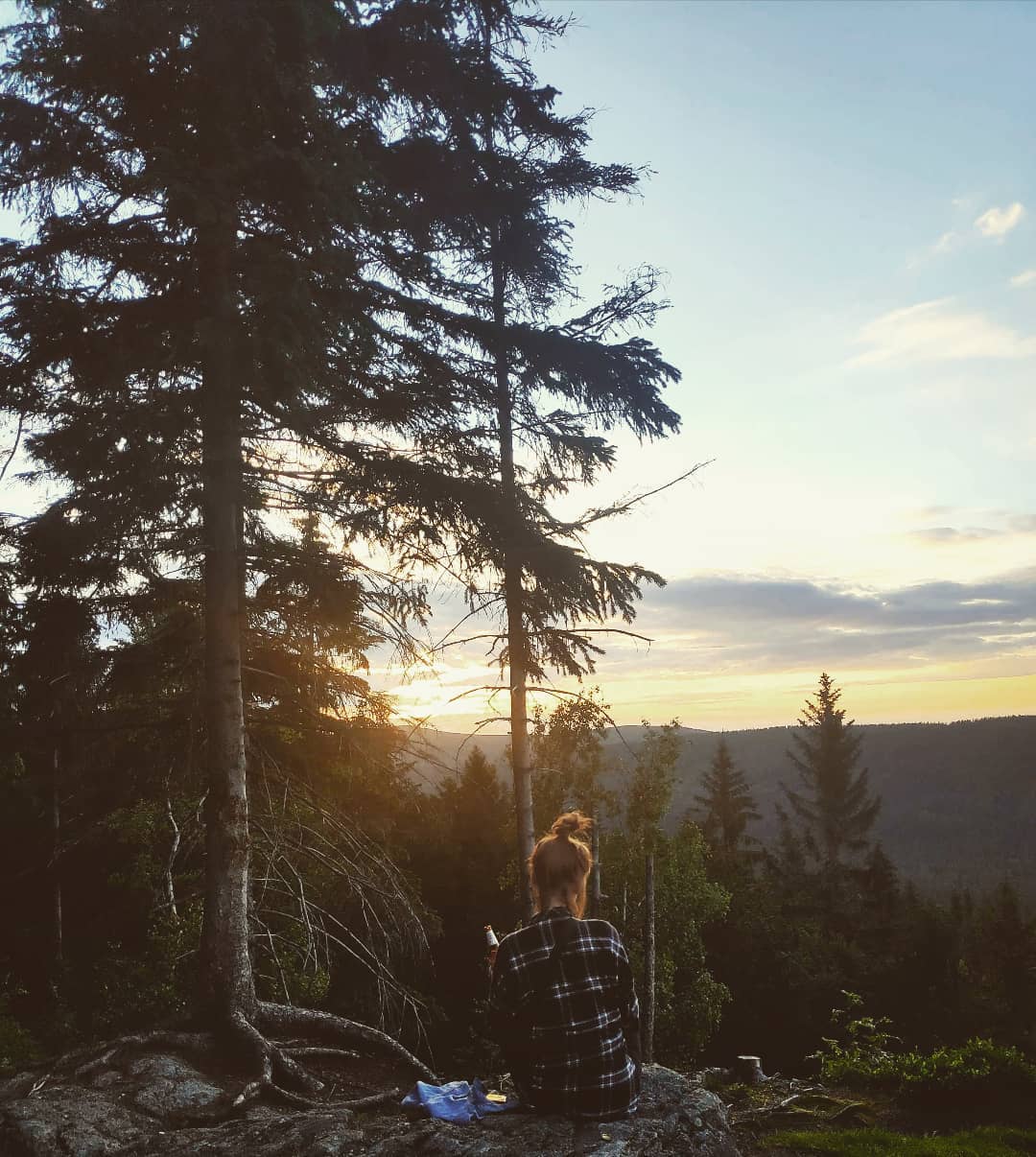 Siedzc na kamyczku trip tree wood nature outdoors landscape sun sky sunset girl